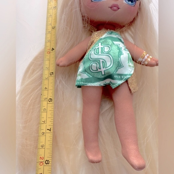 Na! Na! Na! Surprise Doll and Metallic Purse Glam Series - Victoria Grand. - Picture 5 of 5